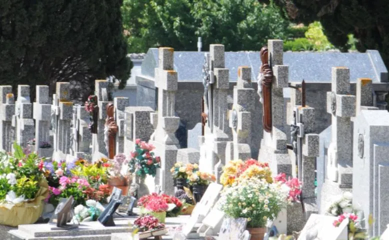 Image qui illustre: Cimetière Le Py