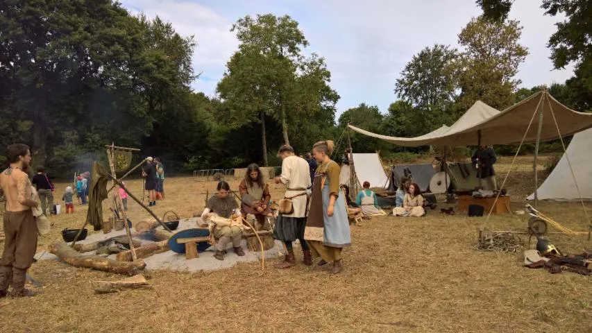 Image qui illustre: Reconstitution d'un camp de raid viking