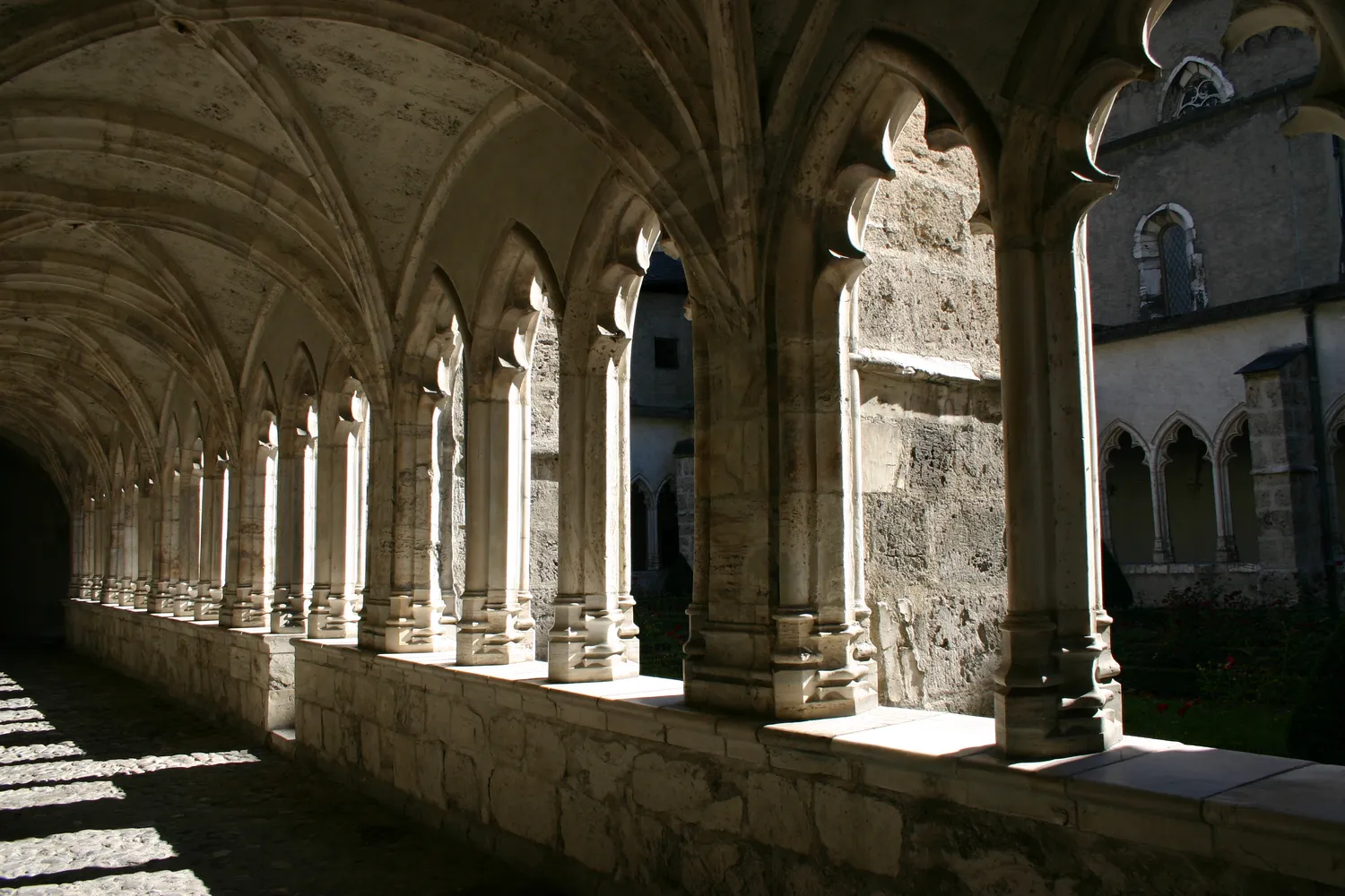 Image qui illustre: Le Cloître De La Cathédrale Saint-jean-baptiste à Saint-Jean-de-Maurienne - 0