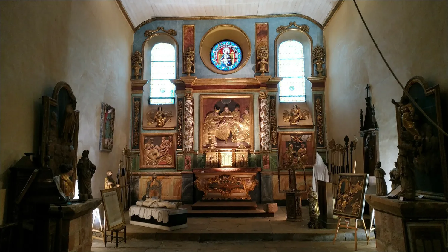 Image qui illustre: À la découverte de la chapelle des Pénitents : une démonstration de dorure à la feuille d'or à Espalion - 0