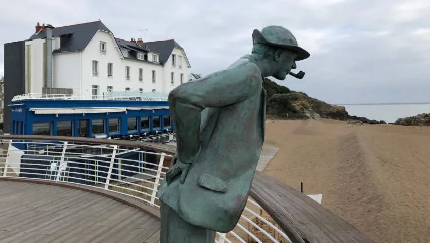 Image qui illustre: Statue de M. Hulot. Nom d'une pipe !