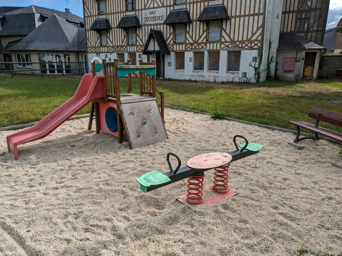 Image qui illustre: Aire De Jeux Pour Enfants De Saint-cyr-du-ronceray à Valorbiquet - 0