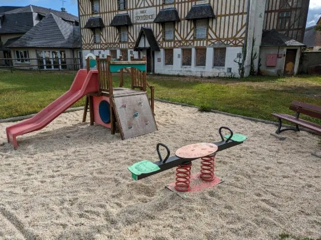 Image qui illustre: Aire De Jeux Pour Enfants De Saint-cyr-du-ronceray