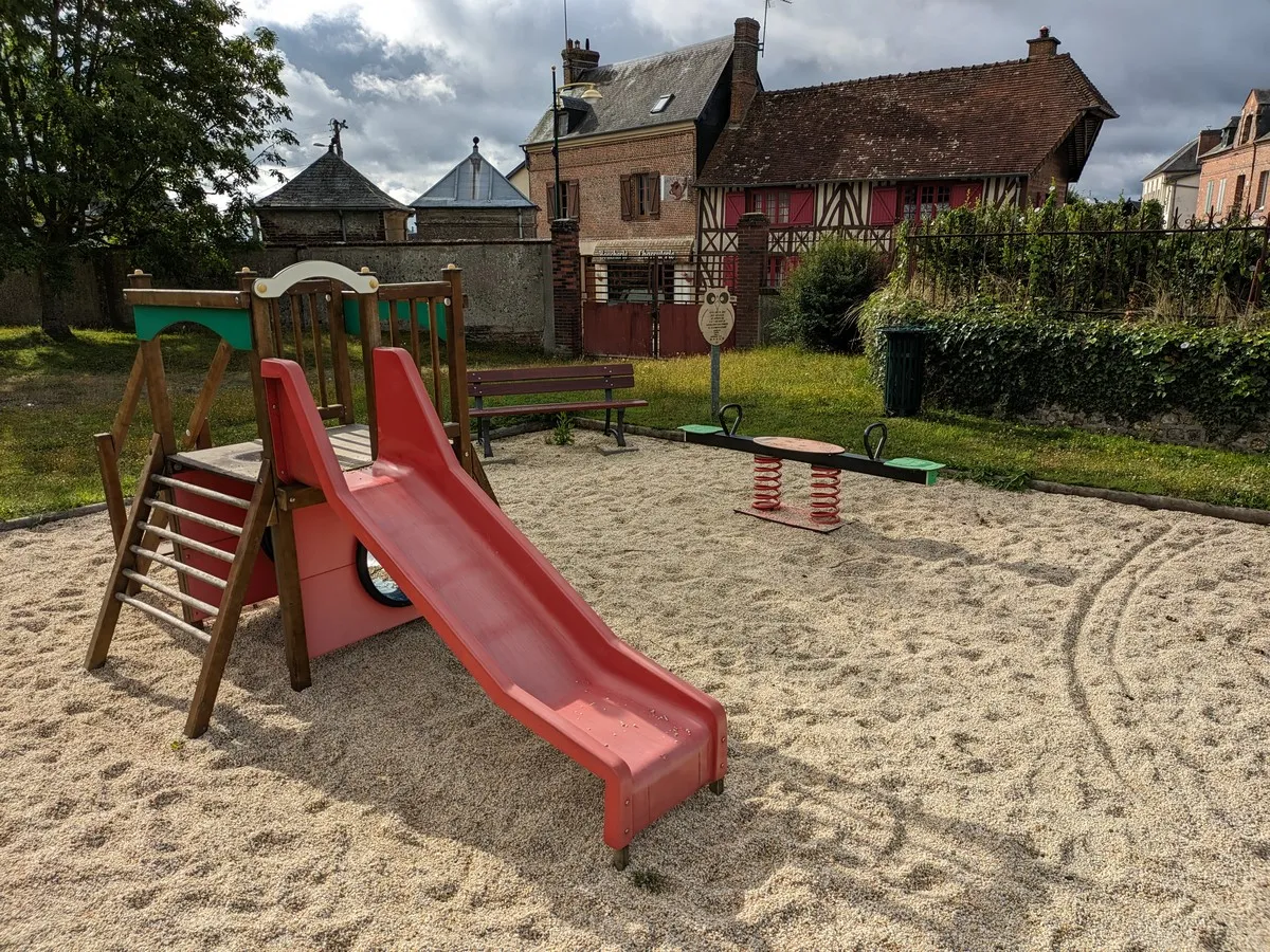 Image qui illustre: Aire De Jeux Pour Enfants De Saint-cyr-du-ronceray à Valorbiquet - 1