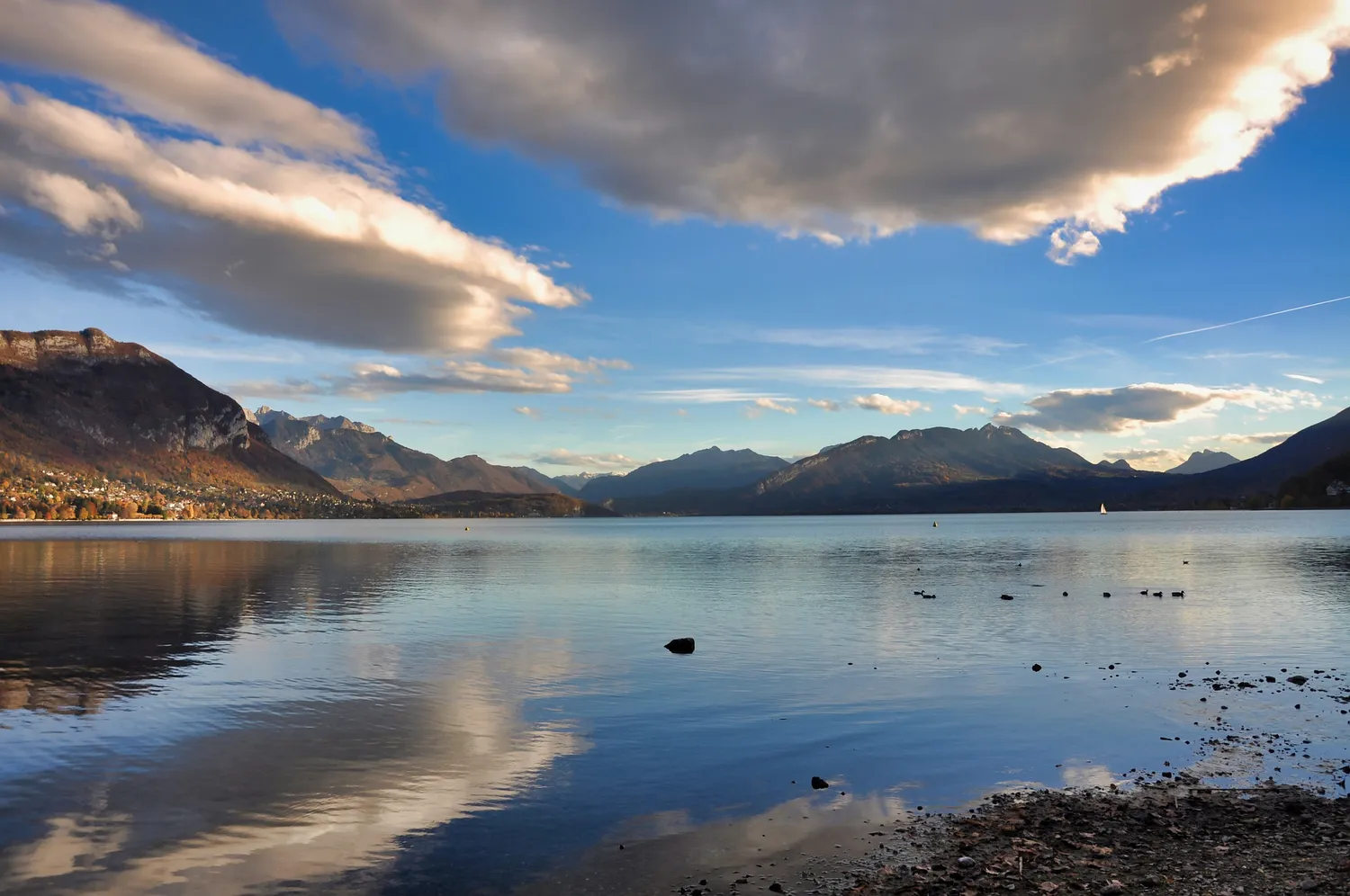 Image qui illustre: Lac d'Annecy