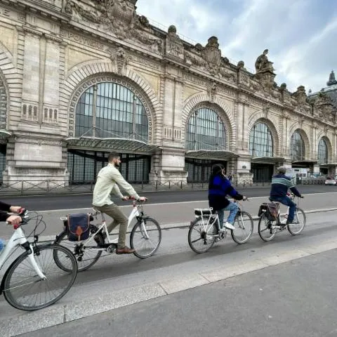 Image qui illustre: Paris : Visite guidée à vélo