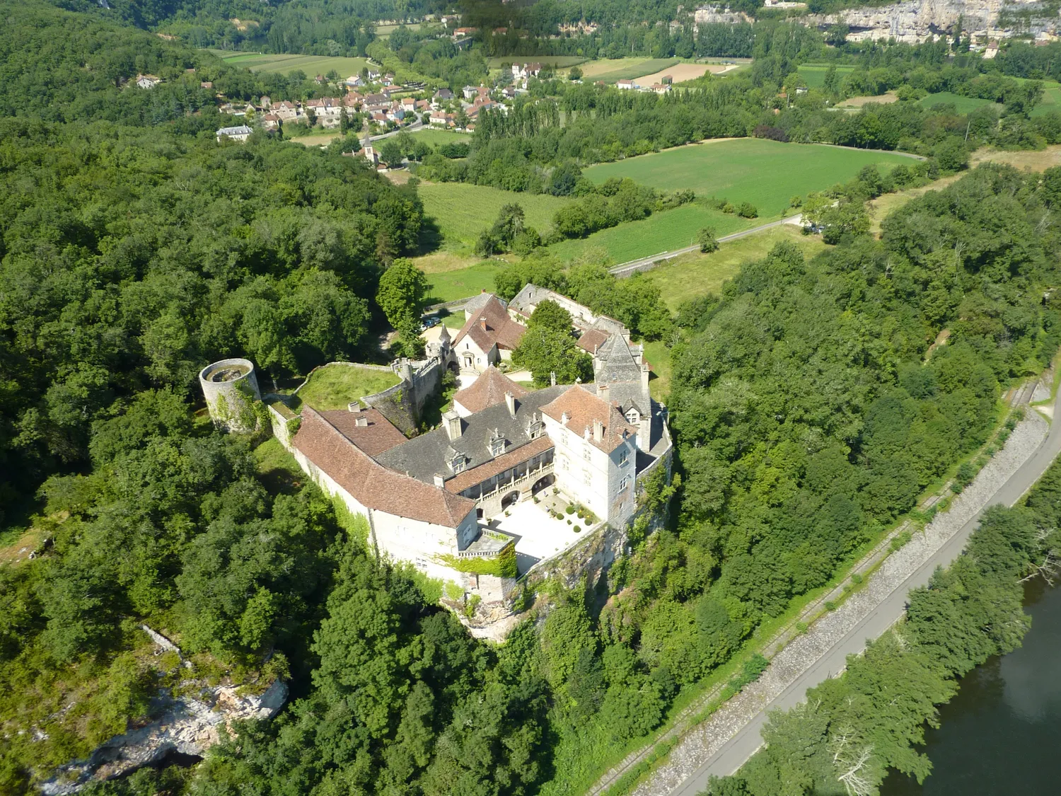 Image qui illustre: Château De Cénevières à Cénevières - 0