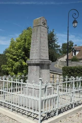 Image qui illustre: Brières-les-scellés - Monument Aux Morts