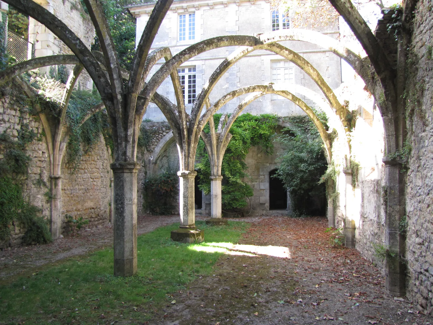Image qui illustre: Abbaye Royale à Saint-Michel-en-l'Herm - 0