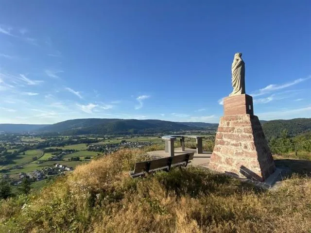 Image qui illustre: La Statue De La Vierge Du Mai