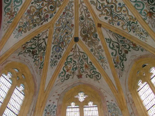 Image qui illustre: Découvrez les peintures murales d'une église de style gothique flamboyant