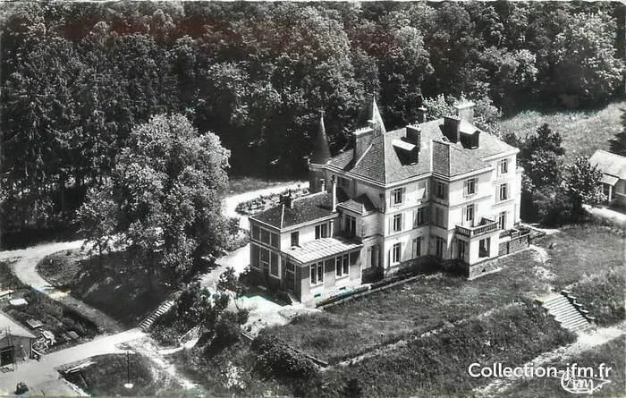 Image qui illustre: Château de Chauffour : Balade bucolique dans le parc, promenade gratuite en calèche et exposition des compagnons papetiers dans les salles du château