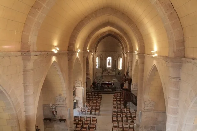 Image qui illustre: Visite guidée de l'église et de ses vitraux à Salon-la-Tour - 0