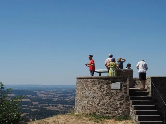 Image qui illustre: Panorama Du Calvaire Et Château Médiéval