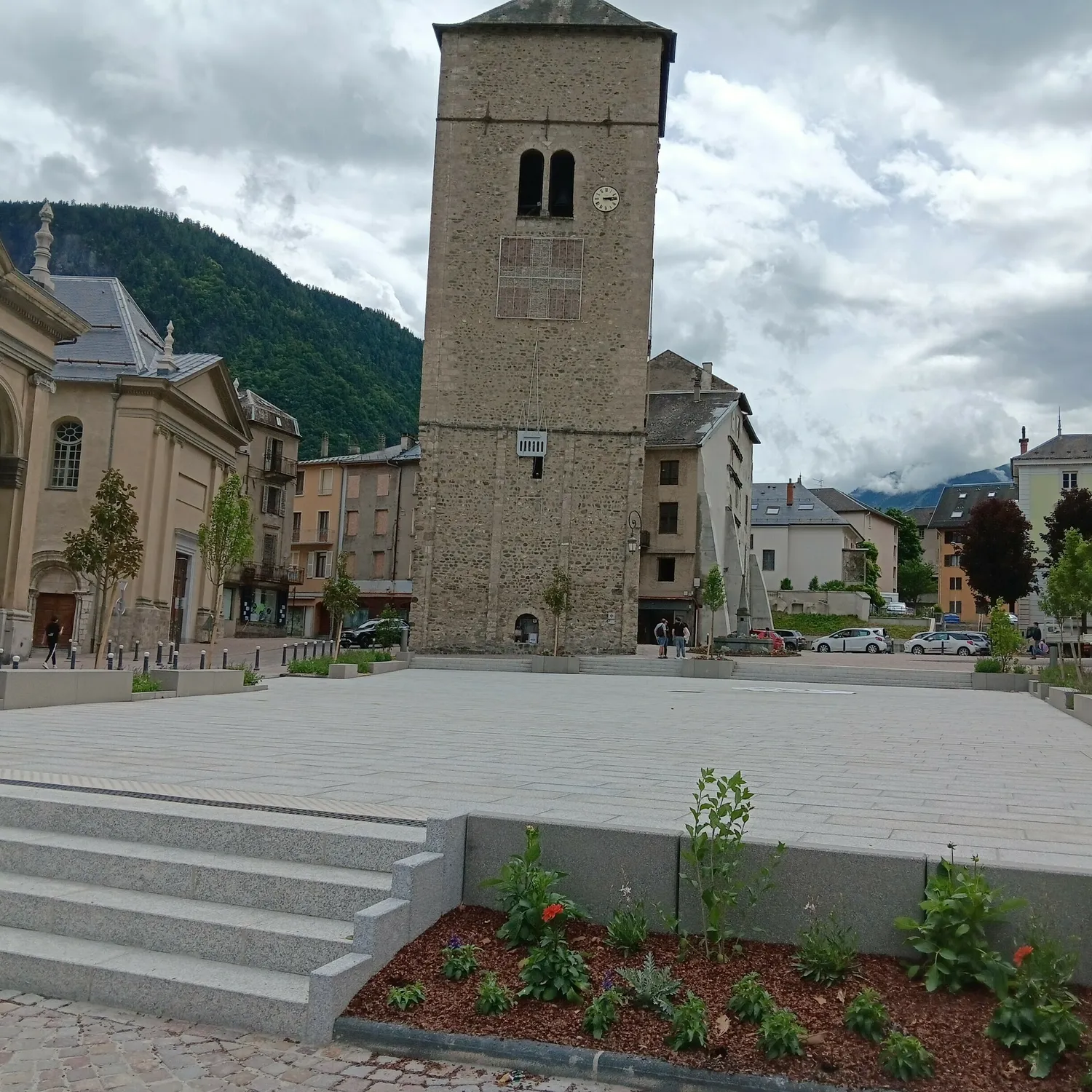 Image qui illustre: Place de la Cathédrale, Clocher et église Notre dame à Saint-Jean-de-Maurienne - 0