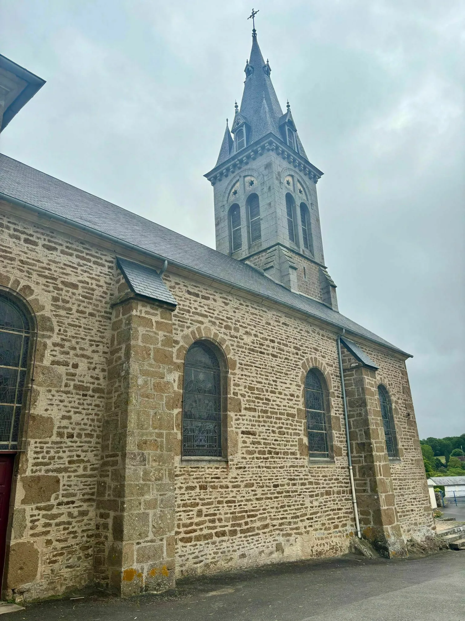 Image qui illustre: Visite libre de l'église à Putanges-le-Lac - 0