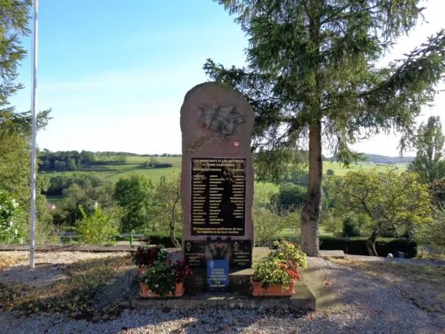Image qui illustre: Stèle Du Souvenir Et Monument Aux Morts De Vicherey