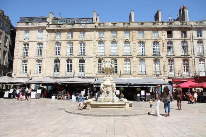 Image qui illustre: Place du Parlement