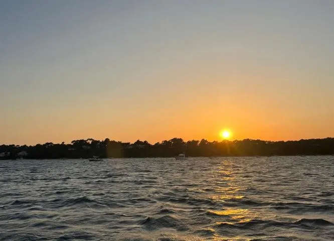 Image qui illustre: Balade coucher de soleil  en catamaran sur le bassin d'Arcachon