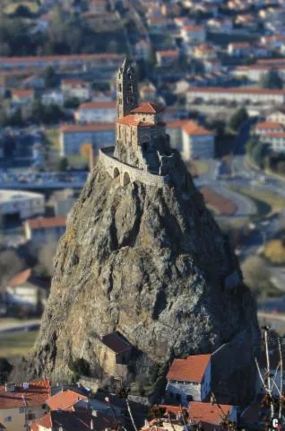 Image qui illustre: Rocher et Chapelle Saint-Michel d'Aiguilhe