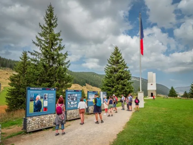 Image qui illustre: Exposition en plein air Célébrer l'esprit des Glières - Plateau des Glières