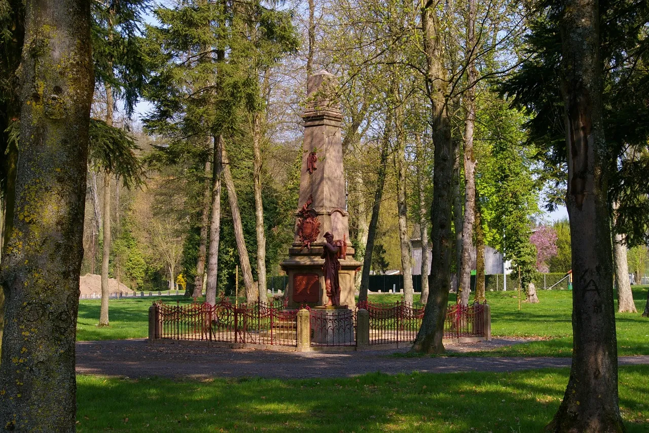 Image qui illustre: Monument aux morts 1870 à Baccarat - 0