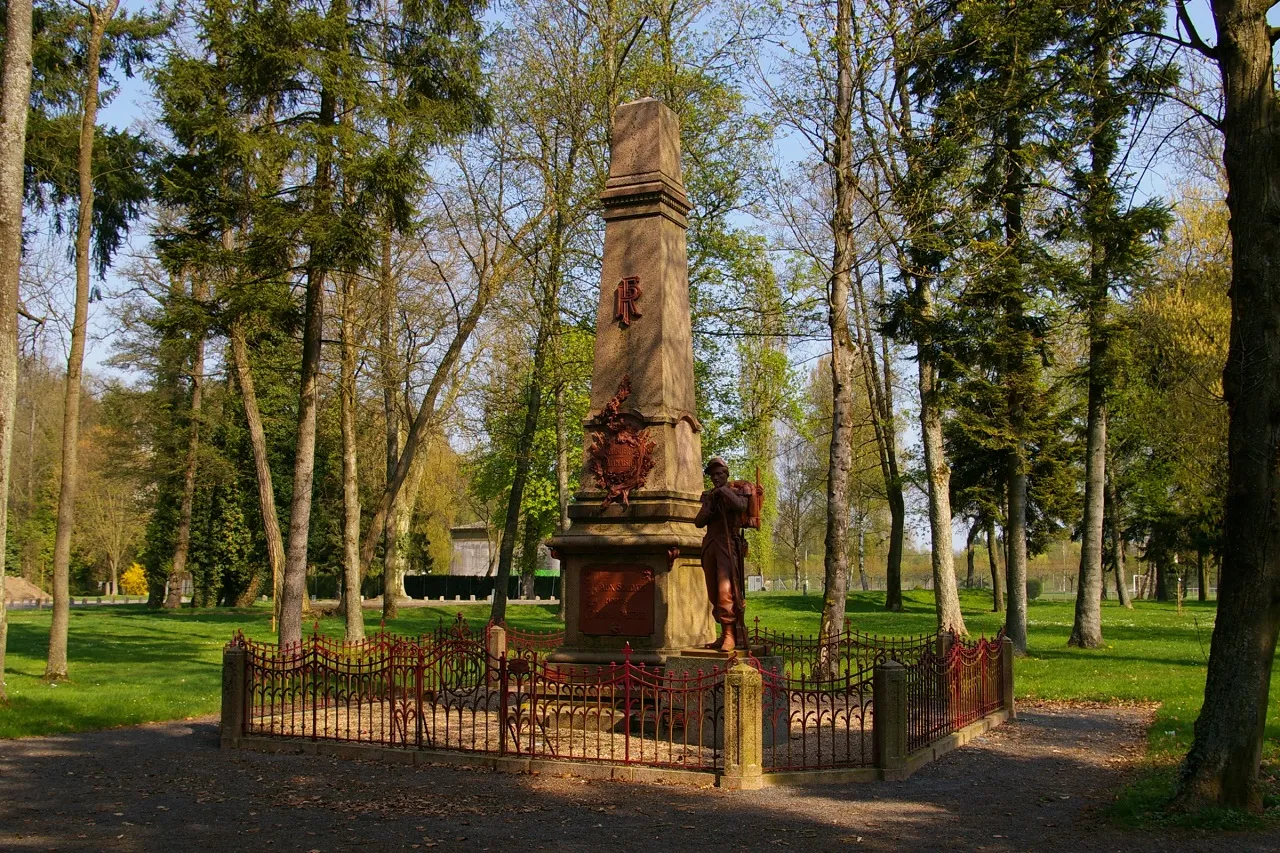 Image qui illustre: Monument aux morts 1870 à Baccarat - 1