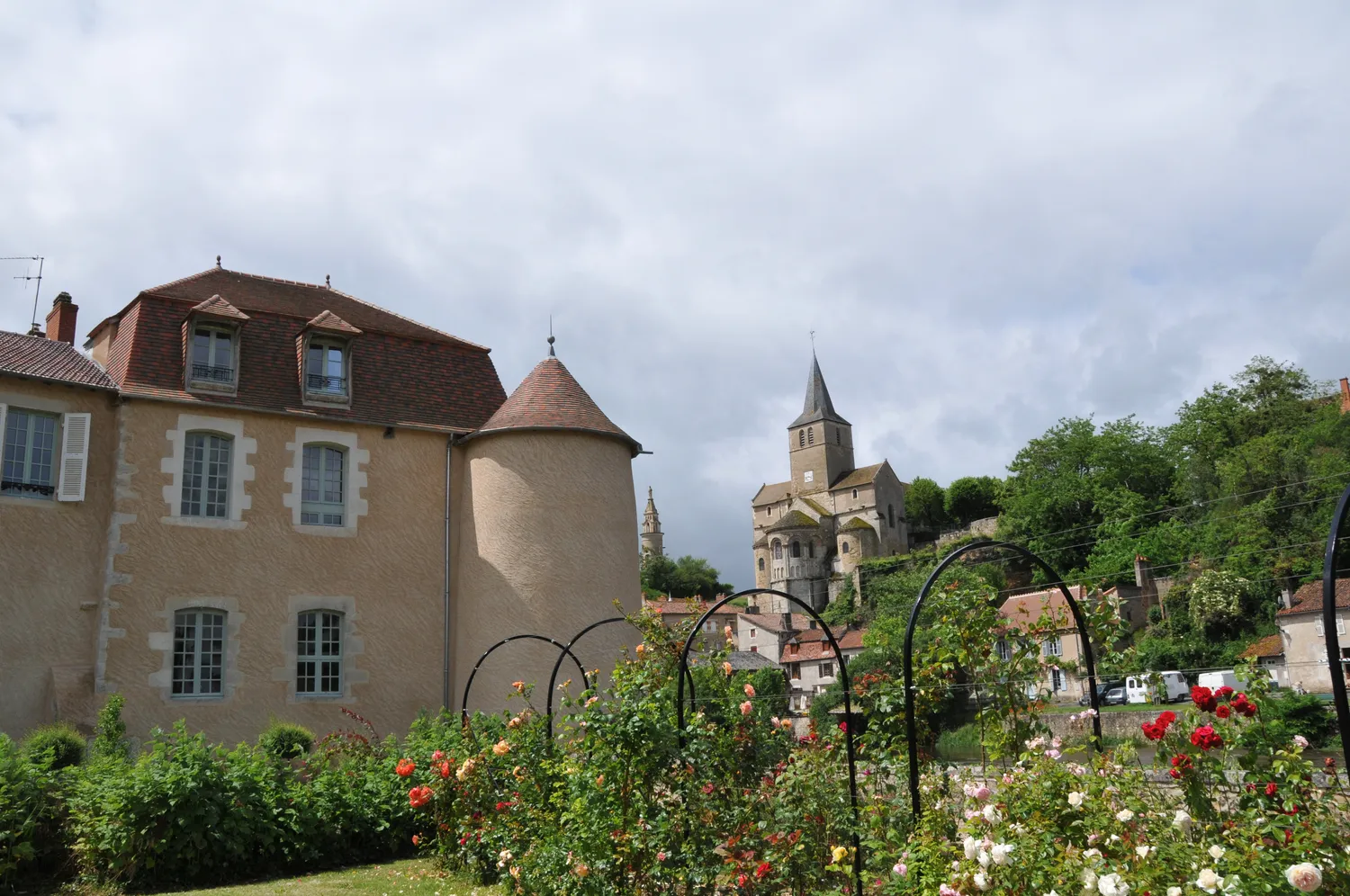 Image qui illustre: La Sénéchaussée et le vieux palais   à Montmorillon - 0