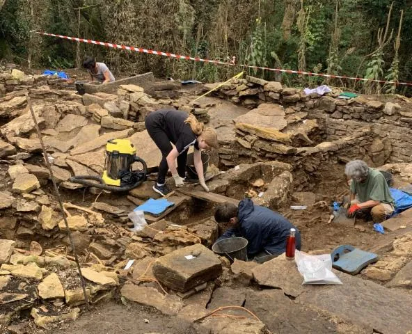 Image qui illustre: Fouilles archéologiques au Mont Châtel