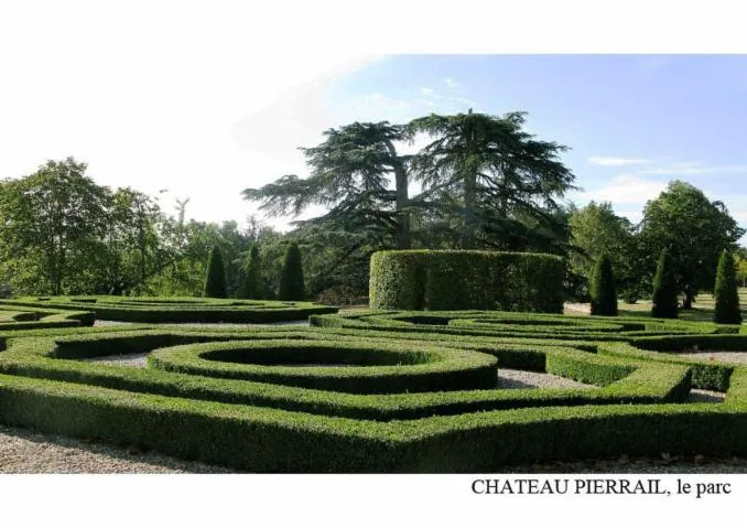 Image qui illustre: Château Pierrail : explorez ses jardins !