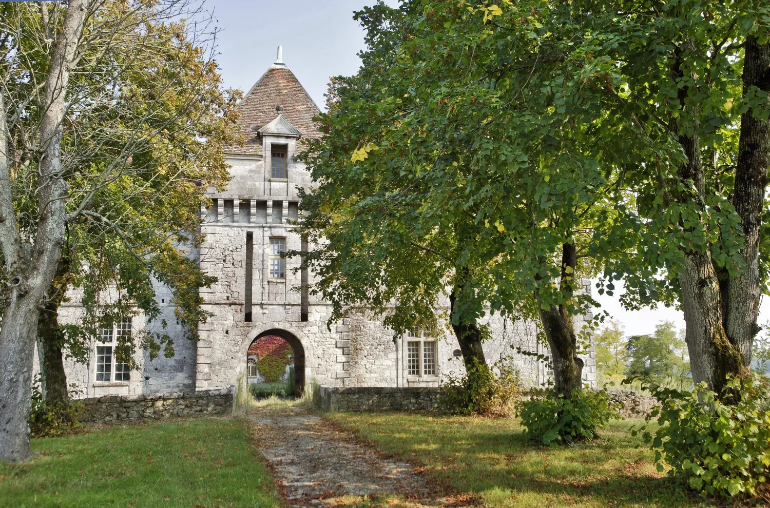 Image qui illustre: Visite guidée du château Théobon à Loubès-Bernac - 0