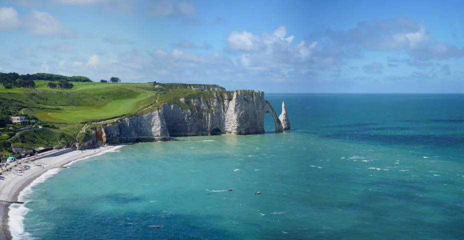 Image qui illustre: La plage d'Etretat