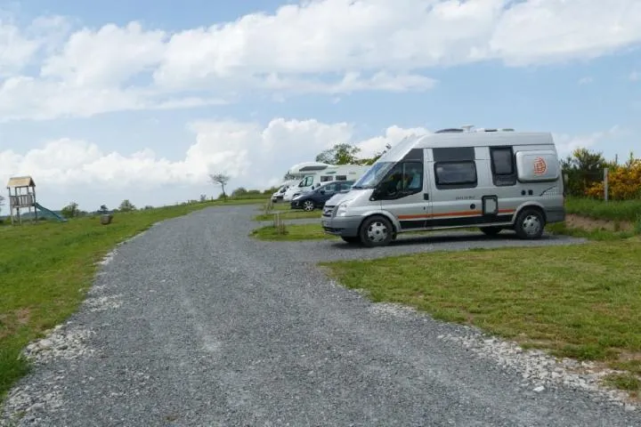 Image qui illustre: Aire De Camping-car : 6 Emplacements À La Ferme