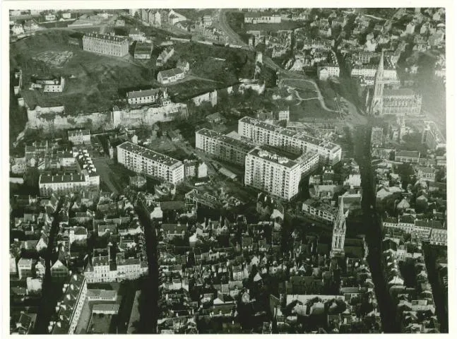 Image qui illustre: Projection : survol aérien de Caen de 1944 à 1965