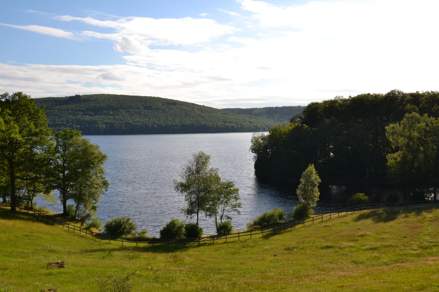 Image qui illustre: Lac de Vassivière à Peyrat-le-Château - 0