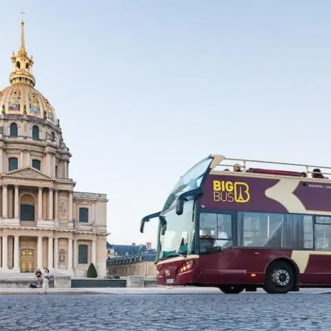 Image qui illustre: Big Bus Paris : Visite guidée Hop-on Hop-off + Croisière sur la Seine