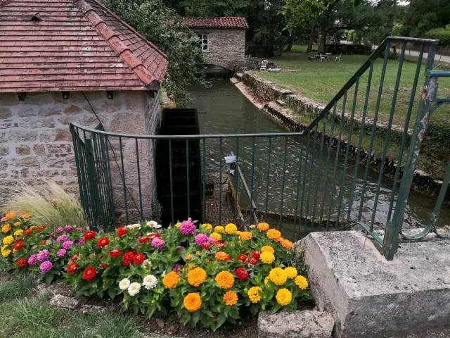 Image qui illustre: Moulin de Verjon avec sa roue à aubes en activité