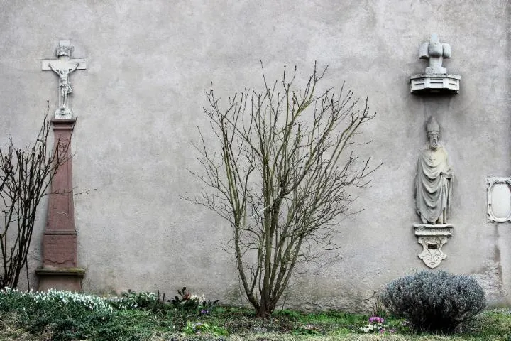 Image qui illustre: Statue mystérieuse de Saint-Marcel