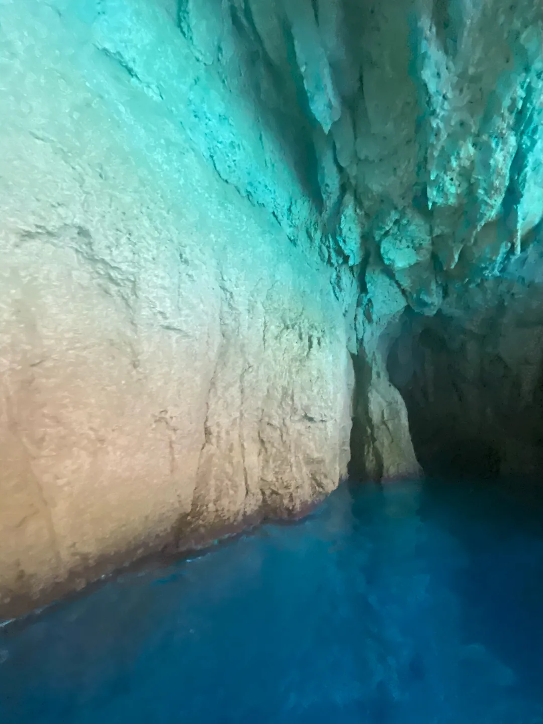 Image qui illustre: La grotte bleue 