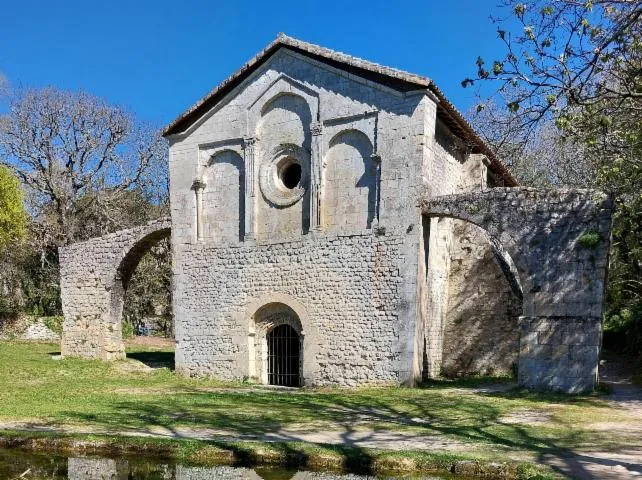 Image qui illustre: Visite commentée du site et de la chapelle du Val des Nymphes, La Garde-Adhémar