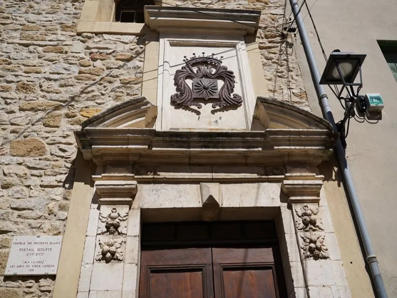 Image qui illustre: Chapelle des Pénitents blancs à Lançon-Provence - 1