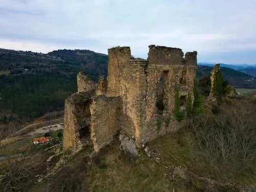 Image qui illustre: Le château de Coustaussa : visite guidée d'un château du XIIe siècle