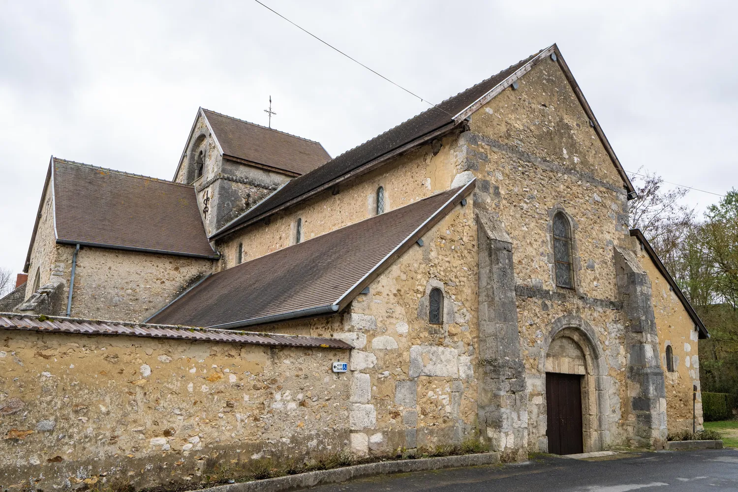 Image qui illustre: Visitez une église romane et ses peintures murales à Mancy - 0