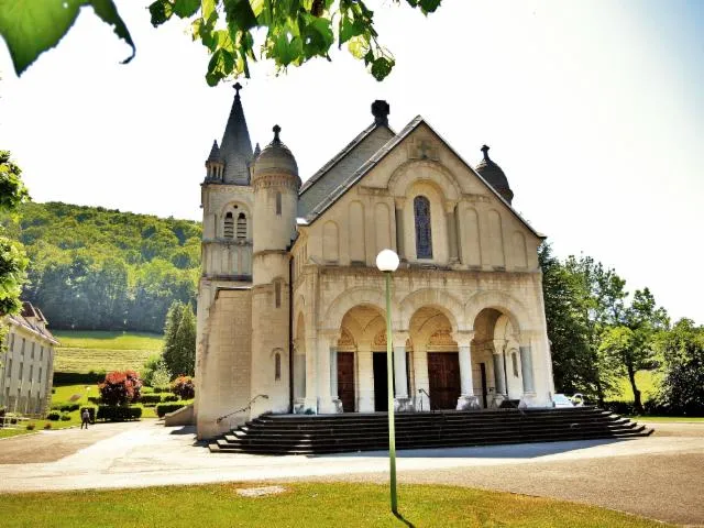 Image qui illustre: Basilique Sainte-jeanne-antide Thouret