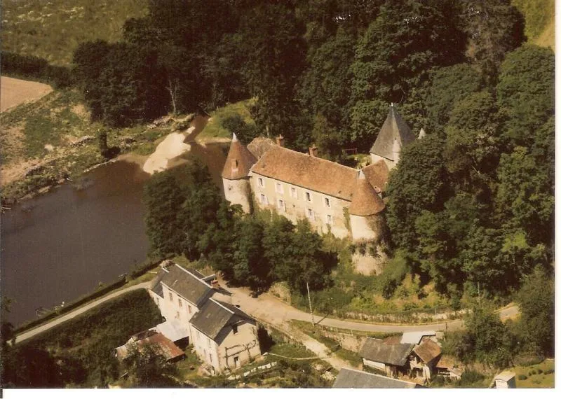 Image qui illustre: Château Du Plaix Joliet à Lourdoueix-Saint-Michel - 0