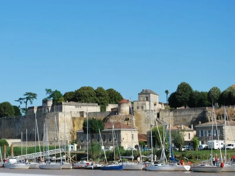 Image qui illustre: Citadelle de Bourg à Bourg - 1