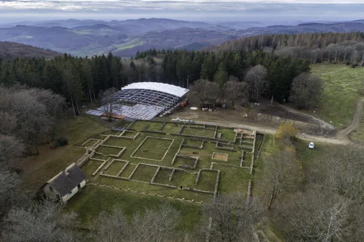 Image qui illustre: Visite guidée exclusive  40 ans d'archéologie à Bibracte