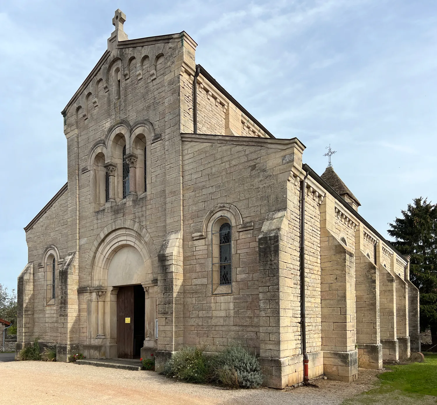 Image qui illustre: Eglise Saint-Gengoux à Saint-Gengoux-de-Scissé - 0