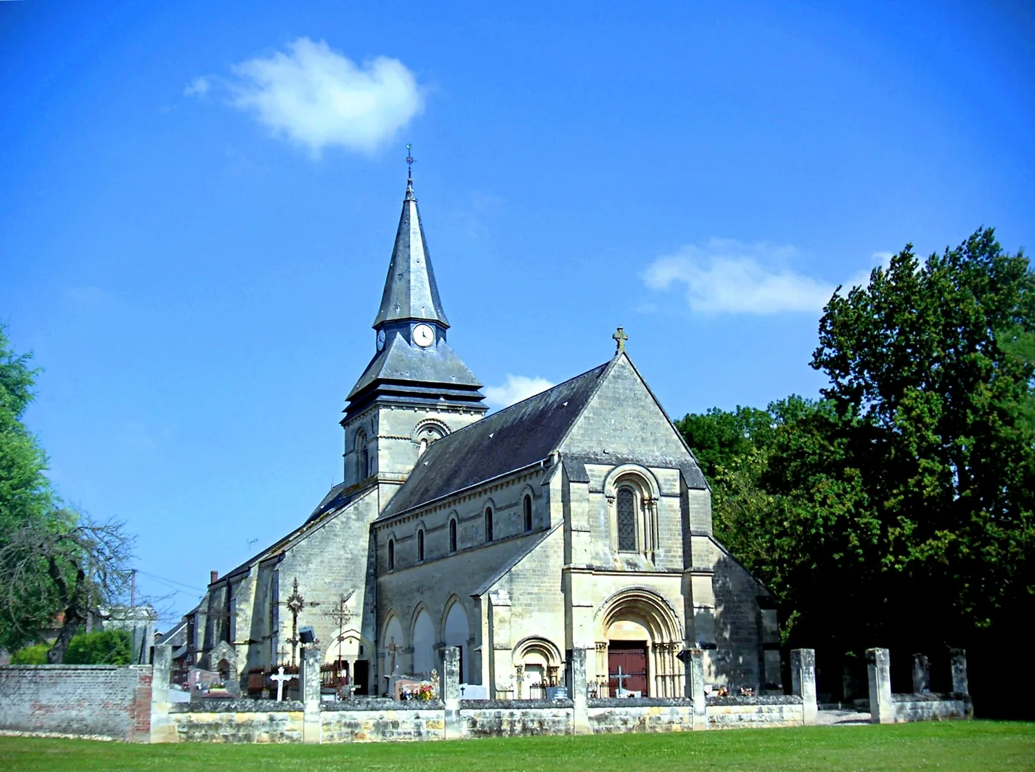 Image qui illustre: Église Sainte-Benoîte de Falvy à Falvy - 0