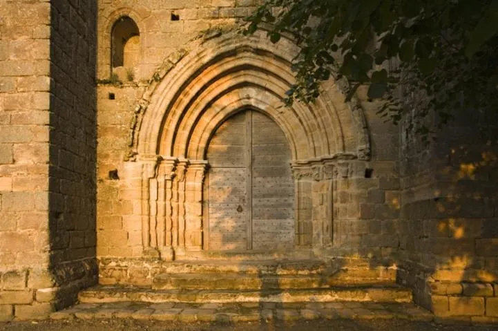 Image qui illustre: Eglise Et Prieuré De Saint-benoît-du-sault